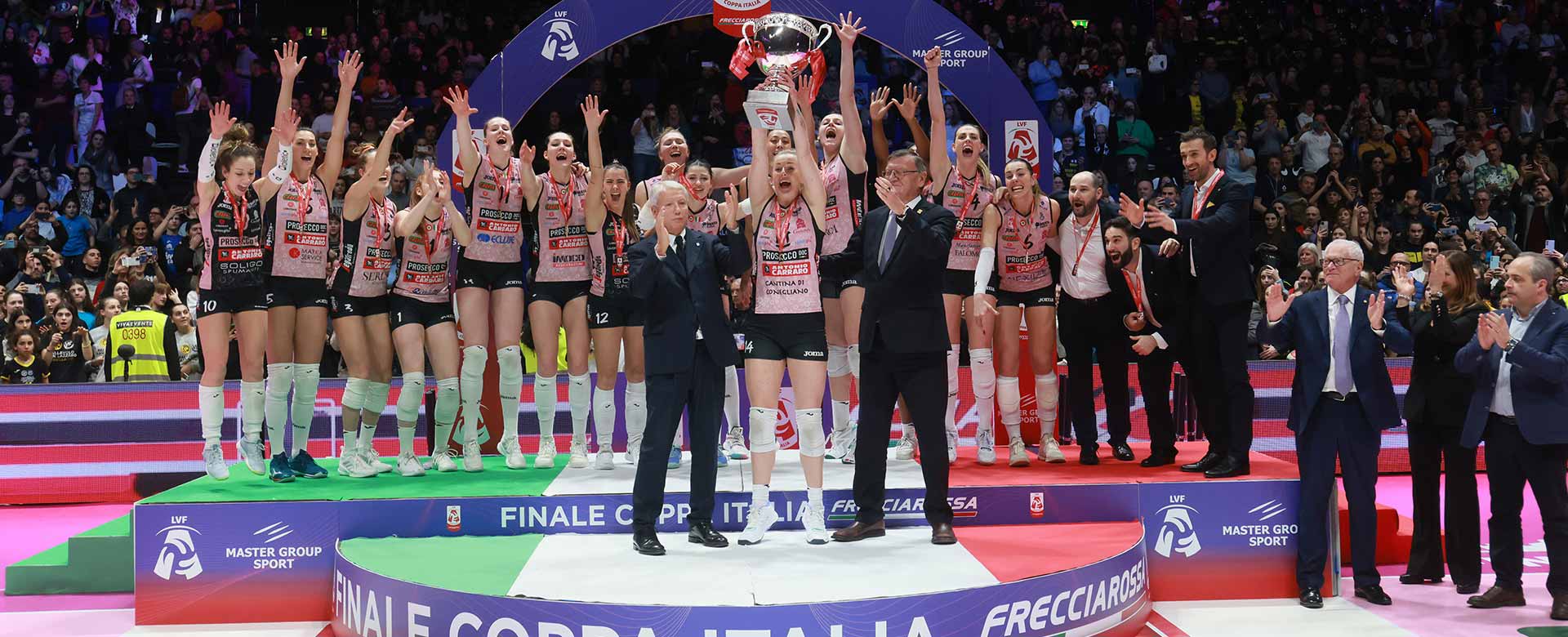 La Prosecco Doc Imoco Conegliano alza al cielo il trofeo della Coppa Italia Frecciarossa di volley ©Rubin - Zani/LVF