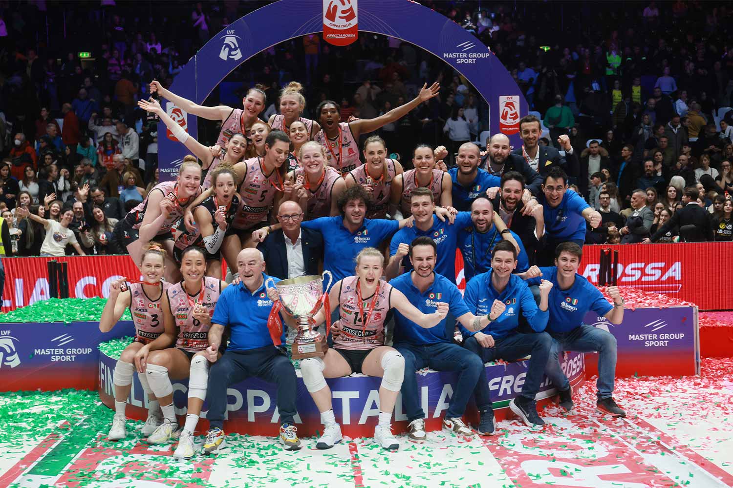 La Prosecco Doc Imoco Conegliano alza al cielo il trofeo della Coppa Italia Frecciarossa di volley ©Rubin - Zani/LVF