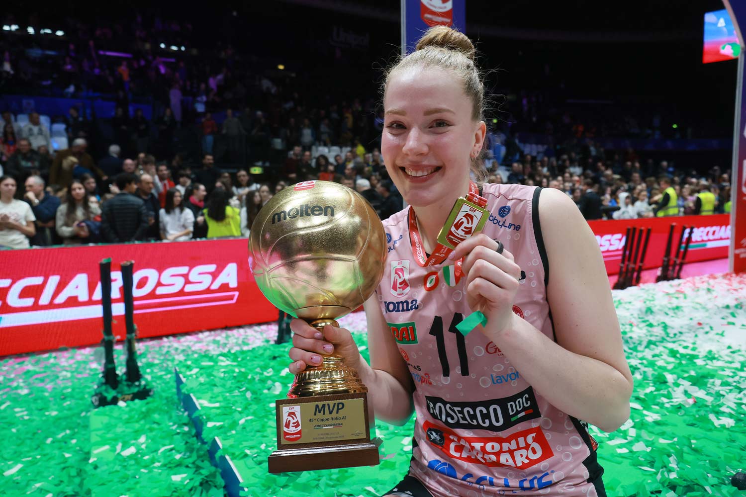 La pallavolista della Imoco Conegliano, Isabelle Haak, premiata come MVP della finale di Coppa Italia Frecciarossa 2023 ©Rubin - Zani/LVF