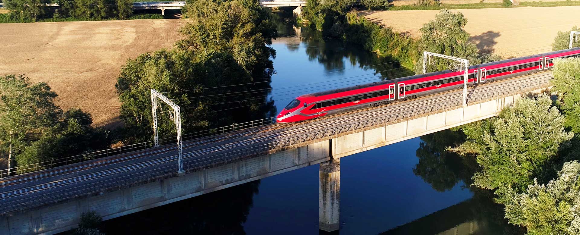 Frecciarossa 1000 su un ponte ferroviario