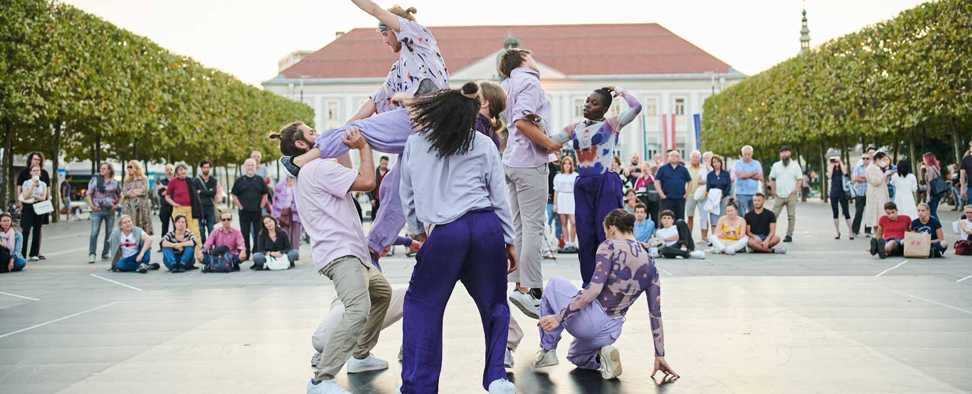 La compagnia di danza austriaca Hungry Sharks durante la scorsa edizione