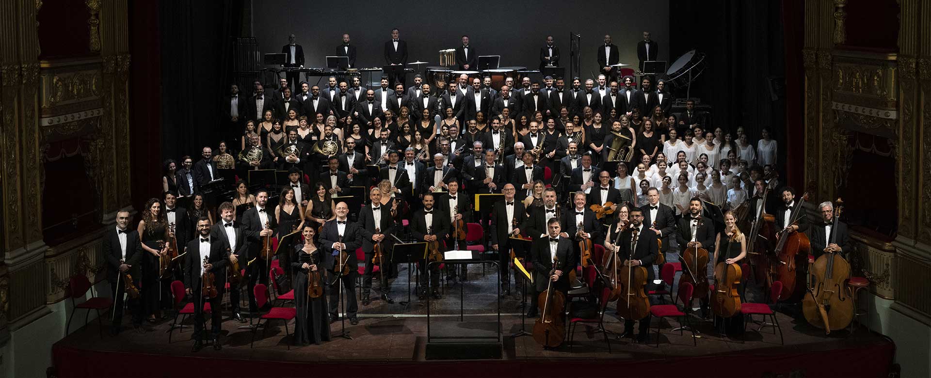 L’orchestra e il coro del Teatro Giuseppe Verdi di Salerno © Massimo Pica