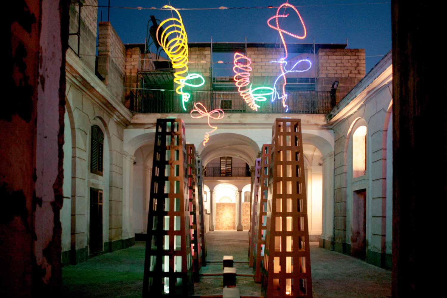 Il gruppo scultoreo Smokestack Buildings with Frozen Fireworks di Dennis Oppenheim (2009)