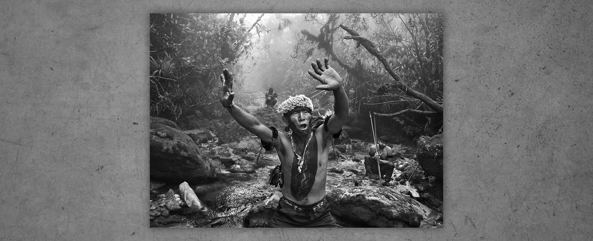 Lo sciamano Yanomami dialoga con gli spiriti prima della salita al monte Pico da Neblina, Brasile (2014) © Sebastião Salgado/Contrasto