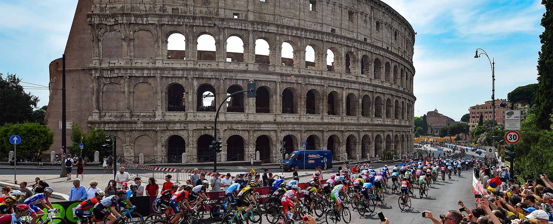 Il Giro d'Italia passa davanti al Colosseo, a Roma (2018)