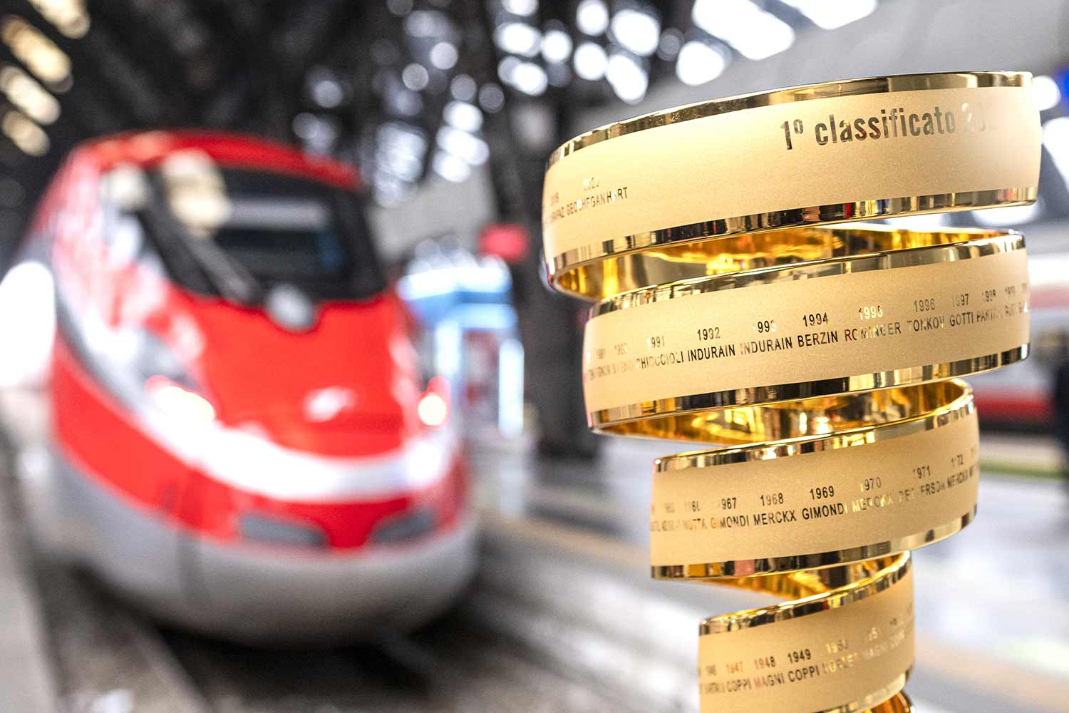 Il Trofeo senza Fine nella stazione di Milano Centrale