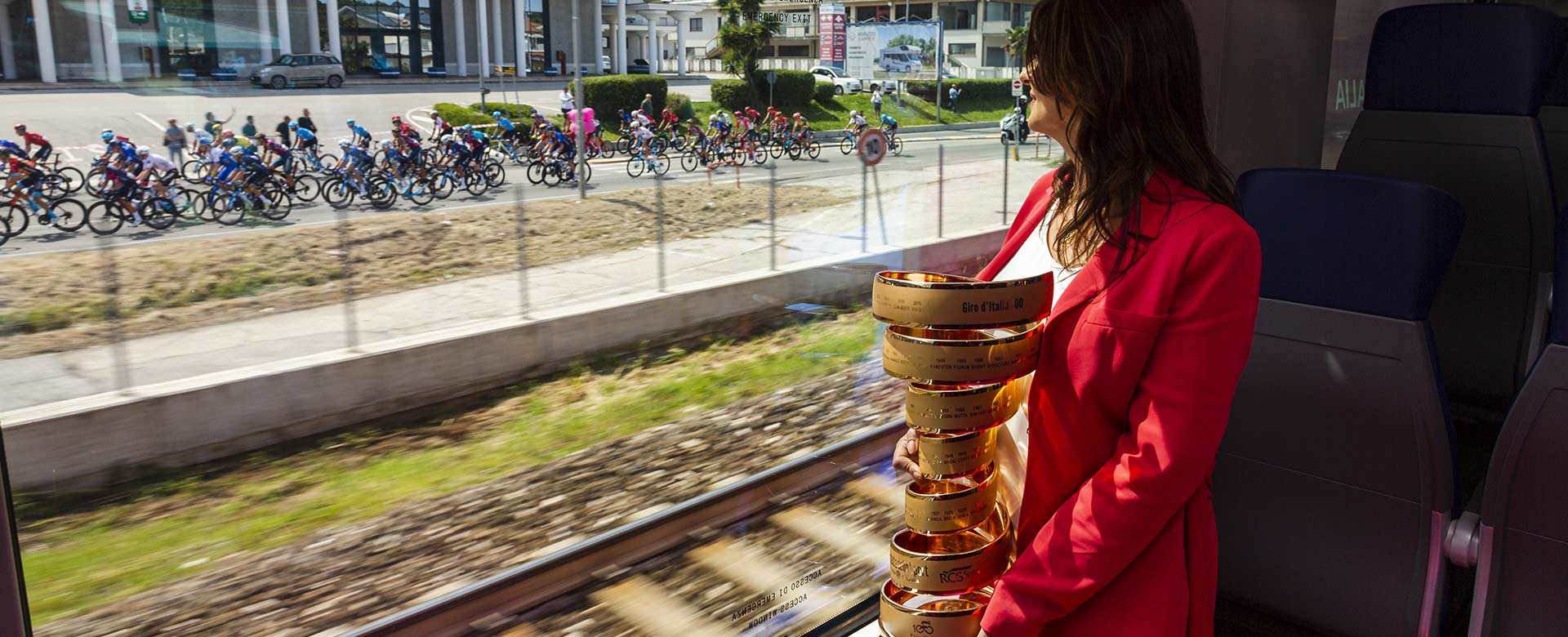 Il treno Pop affianca i ciclisti del Giro d'Italia