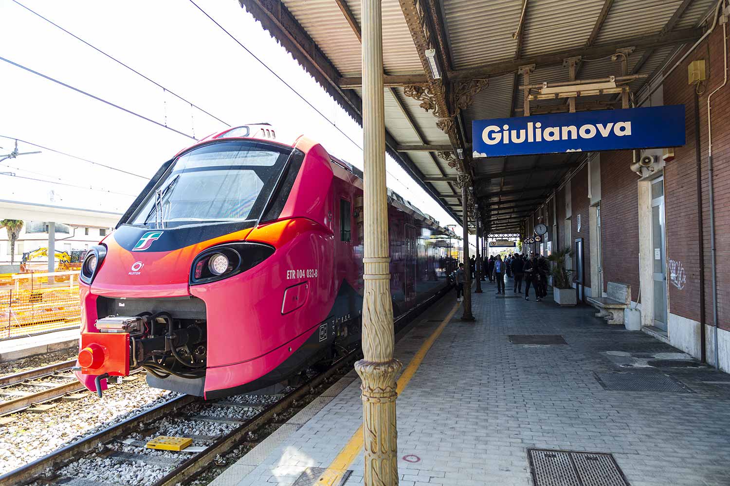 Treno Pop vestito di rosa per il Giro d'Italia 2023 in Abruzzo