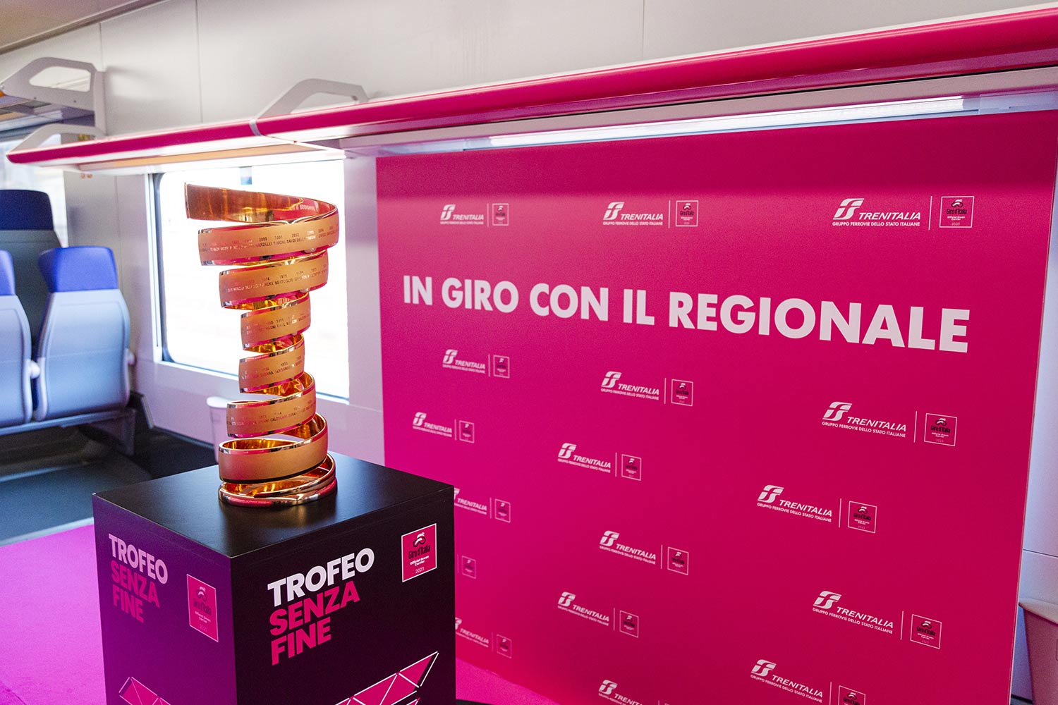 Il Trofeo Senza Fine del Giro d'Italia 2023 a bordo del treno Pop in Abruzzo