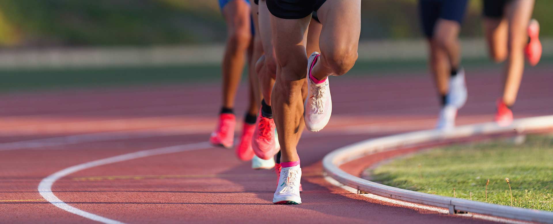 Corridori su una pista d'atletica