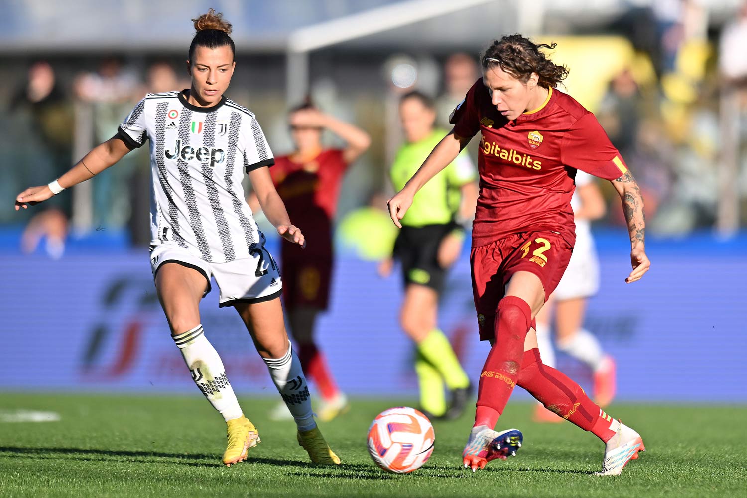 Le calciatrici di Juventus e Roma si sfidano in campo per la Supercoppa Italiana FS Italiane 2022