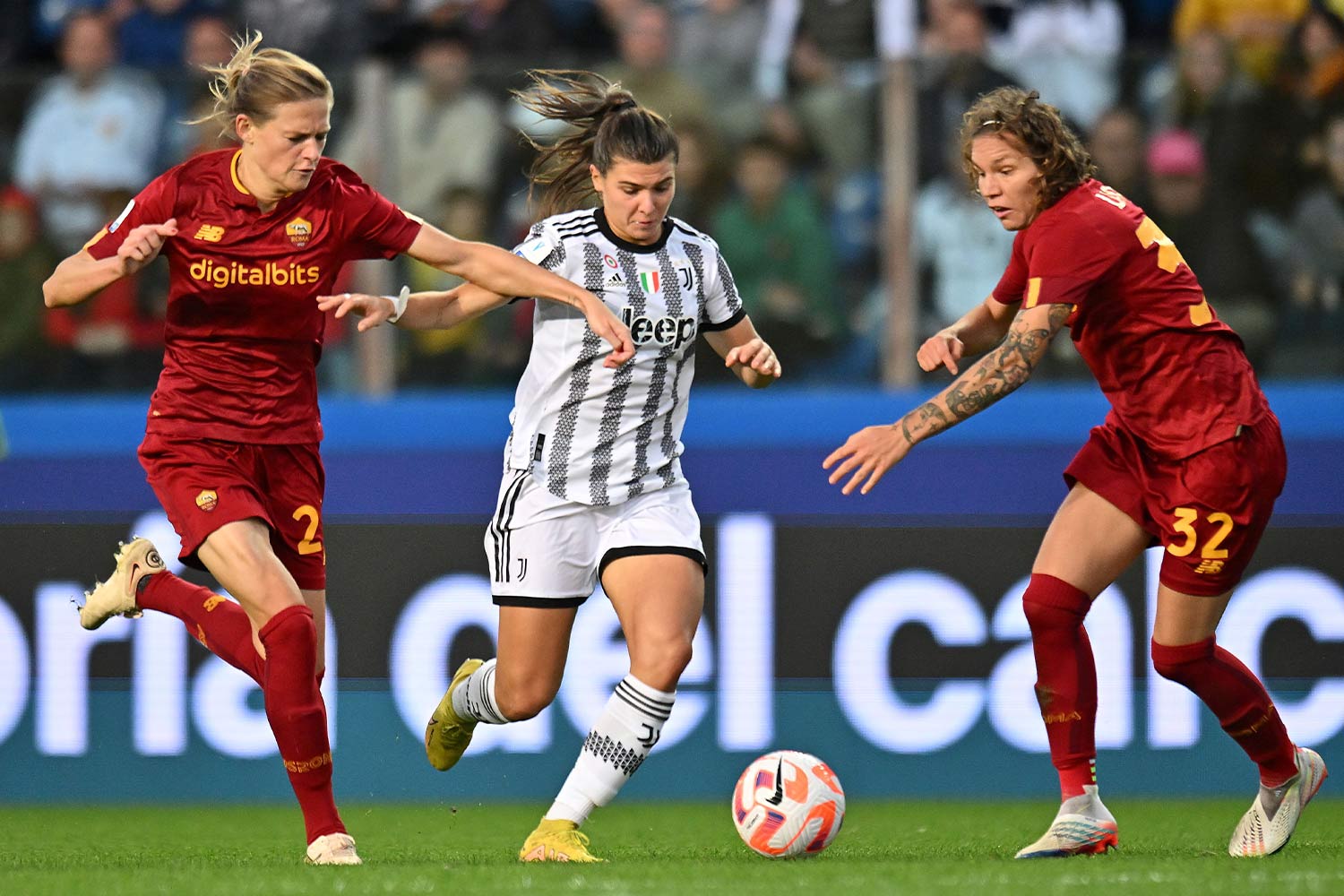 Le calciatrici di Juventus e Roma si sfidano in campo per la Supercoppa Italiana FS Italiane 2022