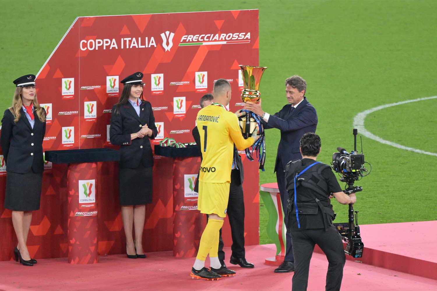 Luigi Corradi, Ad di Trenitalia, consegna la Coppa Italia al capitano dell'Inter Handanovic