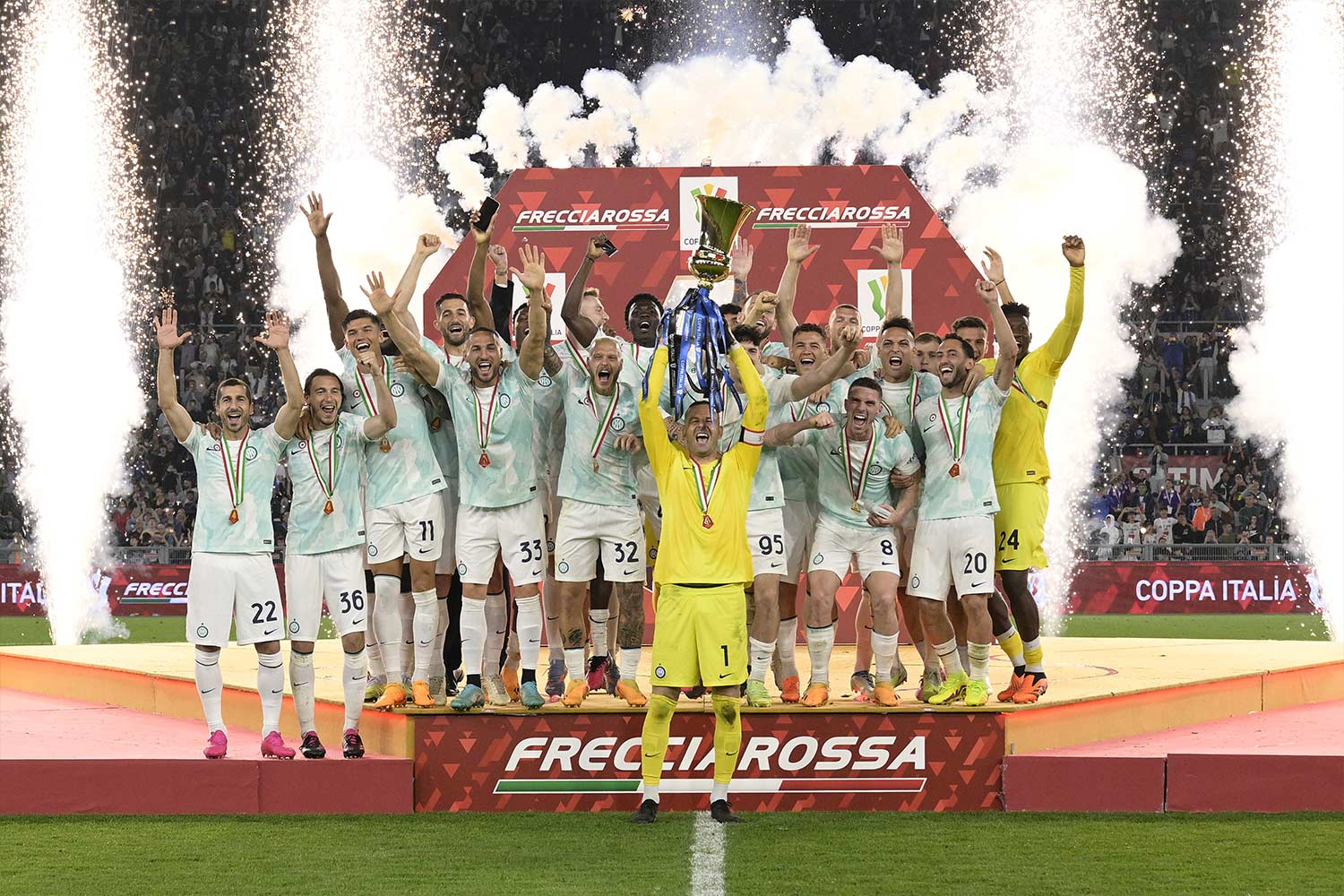I giocatori dell'Inter festeggiano la Coppa Italia al centro del campo