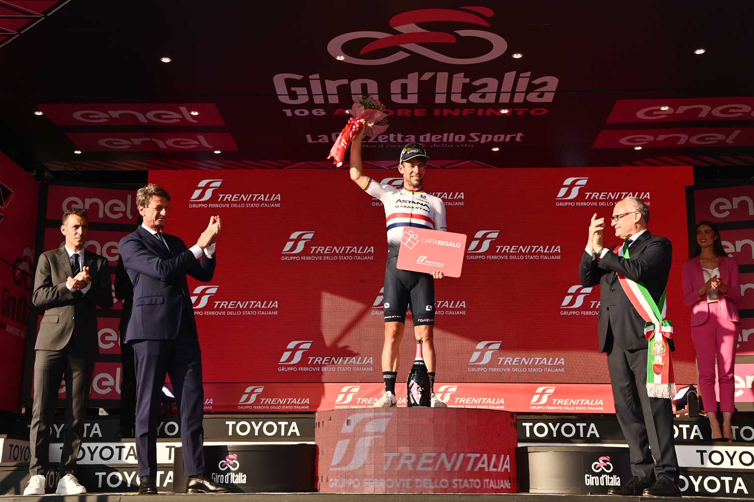 Luigi Corradi e il sindaco Gualtieri alla premiazione del Giro d'Italia a Roma