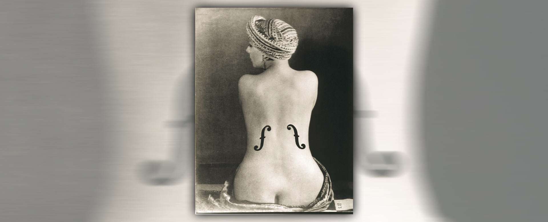 Man Ray. Le Violon d’Ingres, 1924 circa, stampa in bianco e nero alla gelatina d’argento, 39 x 29.5 cm. Ristampa 1976.Courtesy Archivio Storico della Biennale di Venezia - ASAC, Venezia © Man Ray Trust by SIAE 2023 
