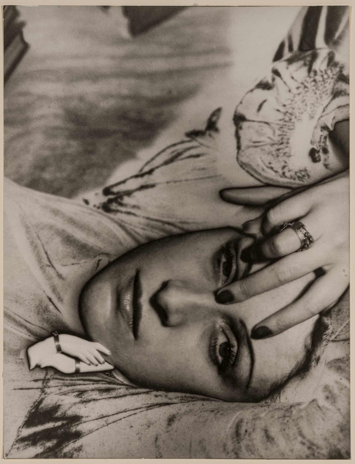 Man Ray. Dora Maar (composition à la petit main), 1936, stampa in bianco e nero alla gelatina d’argento, 22.4 x 17.3 cm. Riproduzione da fotografia originale, 1976. Courtesy Archivio Storico della Biennale di Venezia - ASAC, Venezia © Man Ray Trust by SIAE 2023 