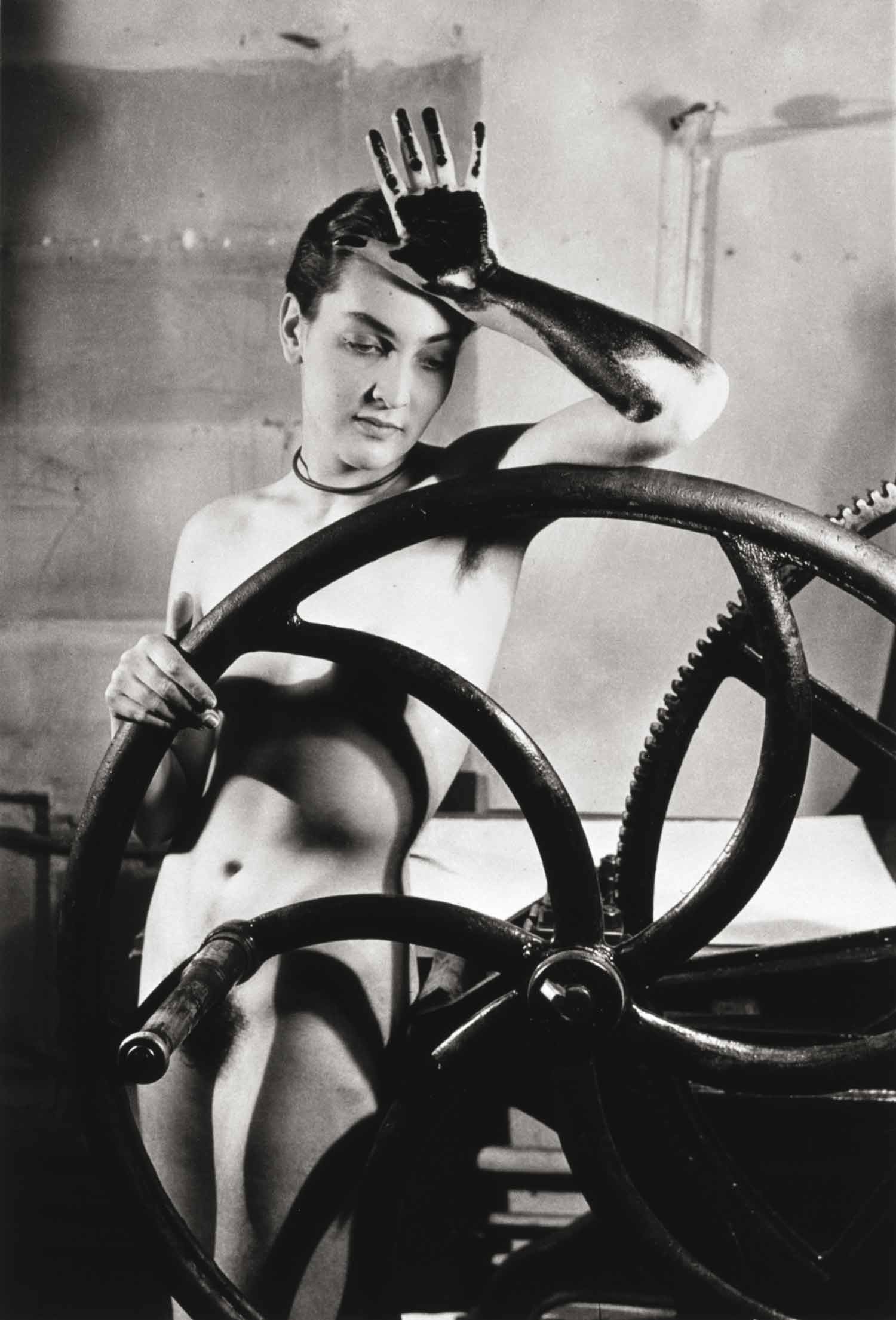 1.	Man Ray. Erotique voilée, Meret Oppenheim à la presse chez Louis Marcoussis, 1933 – 1980. Collezione privata. Courtesy Fondazione Marconi, Milano © Man Ray Trust by SIAE 2023 
