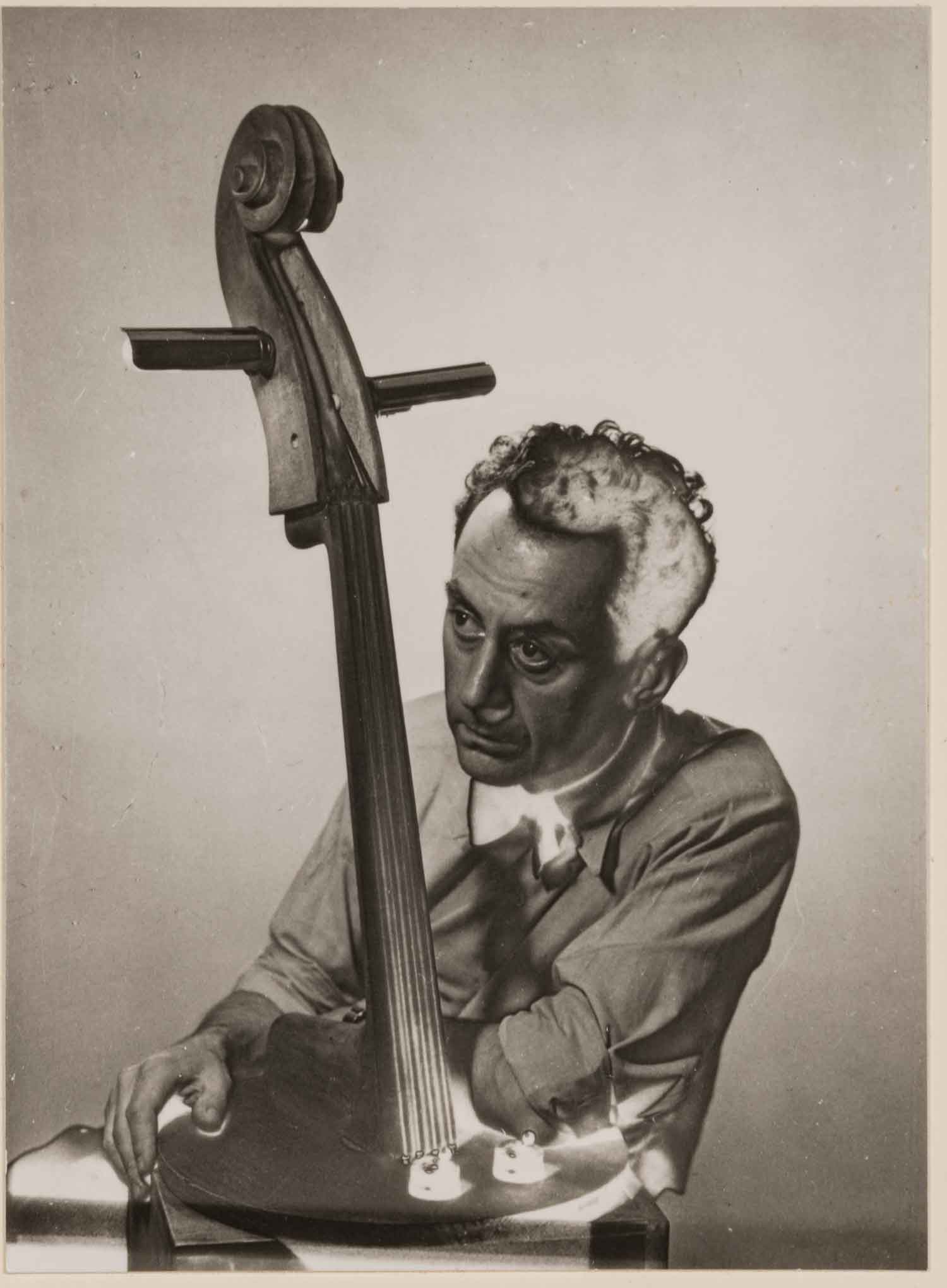 Man Ray. Sans titre (Self-Portrait), 1931 circa, stampa in bianco e nero alla gelatina d’argento, 10.8 x 7.9 cm. Ristampa 1976. Courtesy Archivio Storico della Biennale di Venezia - ASAC, Venezia © Man Ray Trust by SIAE 2023