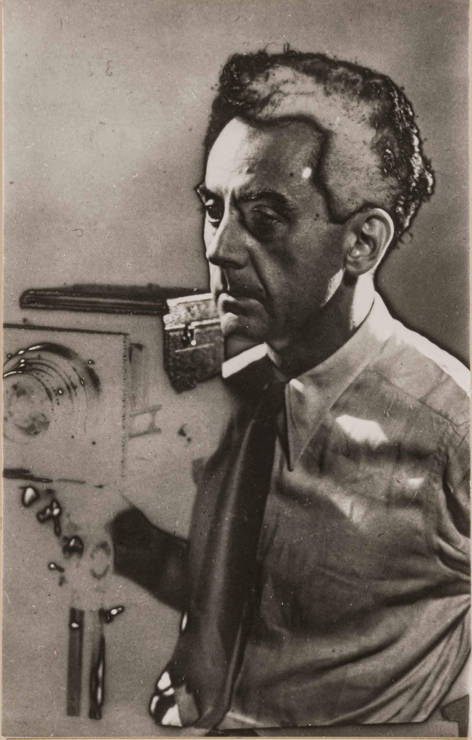 Man Ray. Sans titre (Self-Portrait), 1931 circa, stampa in bianco e nero alla gelatina d’argento, 13 x 8 cm. Ristampa 1976. Courtesy Archivio Storico della Biennale di Venezia - ASAC, Venezia © Man Ray Trust by SIAE 2023