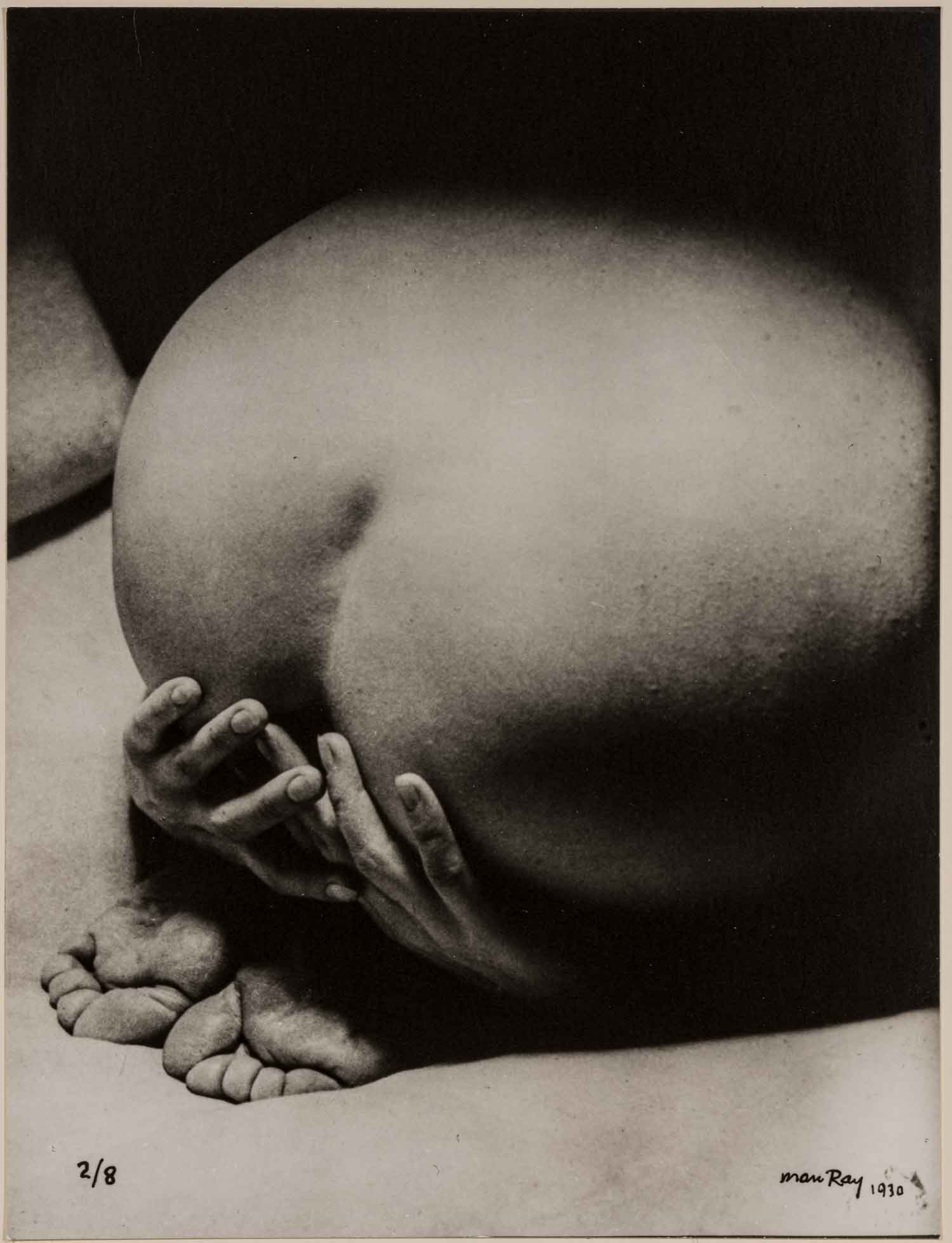 Man Ray. La prière, 1930, stampa in bianco e nero alla gelatina d’argento, 23 x 17 cm. Riproduzione da fotografia originale 1976. Courtesy Archivio Storico della Biennale di Venezia - ASAC, Venezia © Man Ray Trust by SIAE 2023