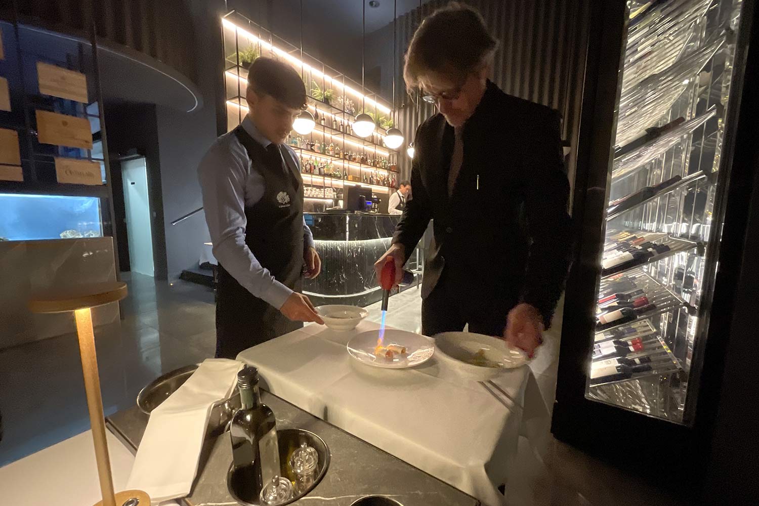 Il maître Luca Pedinotti del ristorante Corallium di Milano prepara il Benvenuto dello chef