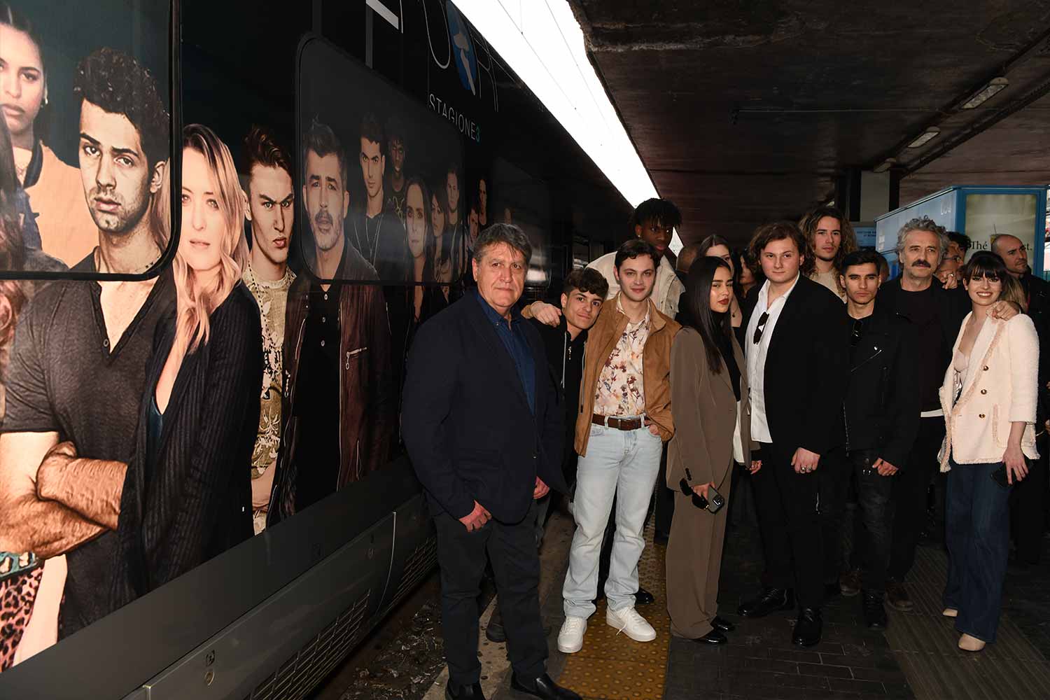 Il cast di Mare Fuori incontra i fan alla stazione di Roma Termini