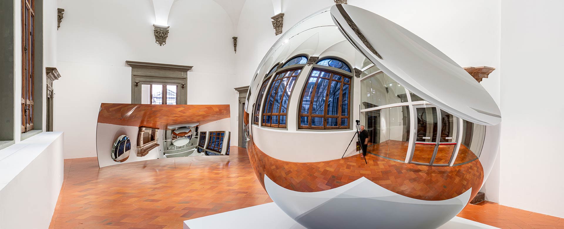 Anish Kapoor Mirror (2018) e Vertigo (2006)