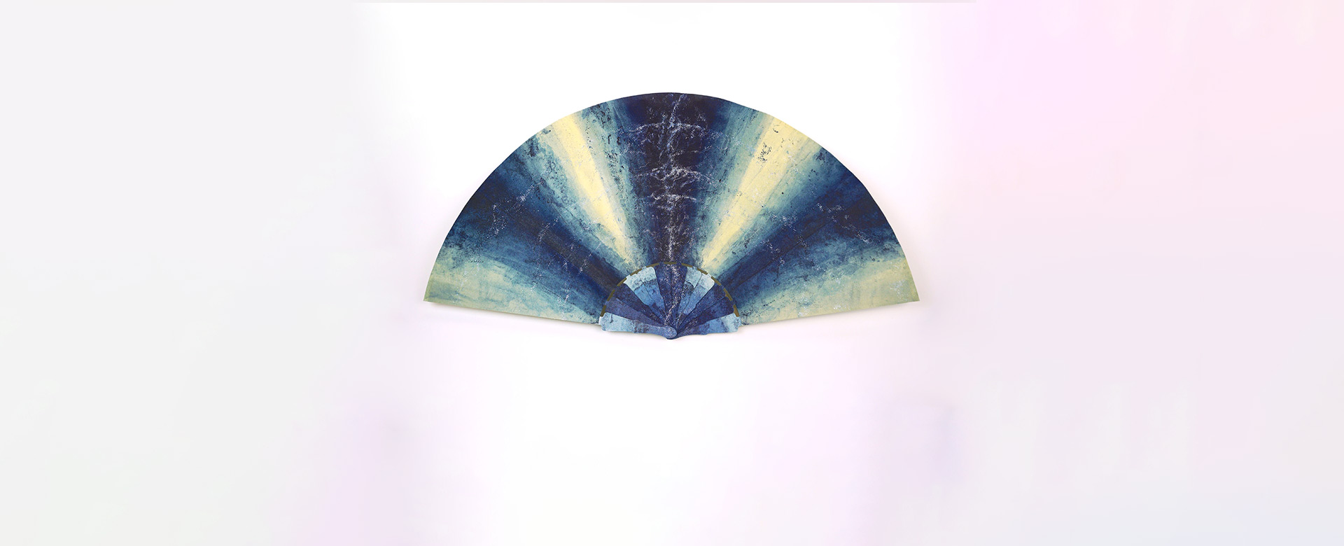 Il ventaglio In luce (2021) donato dall’artista Virginia Lorenzetti al presidente della Repubblica Sergio Mattarella