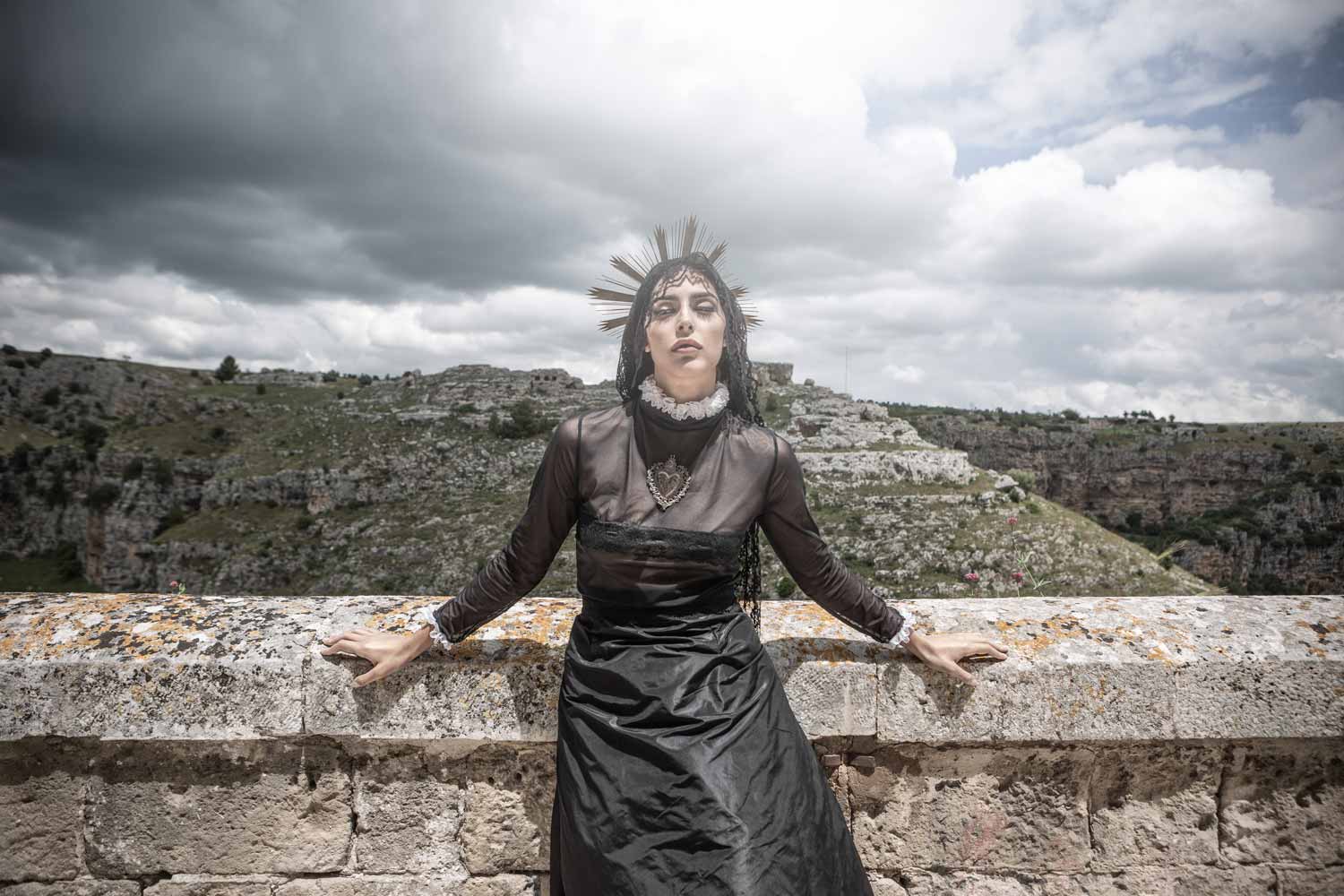 La danzatrice Paola Camarco nel Sasso Barisano a Matera, Basilicata