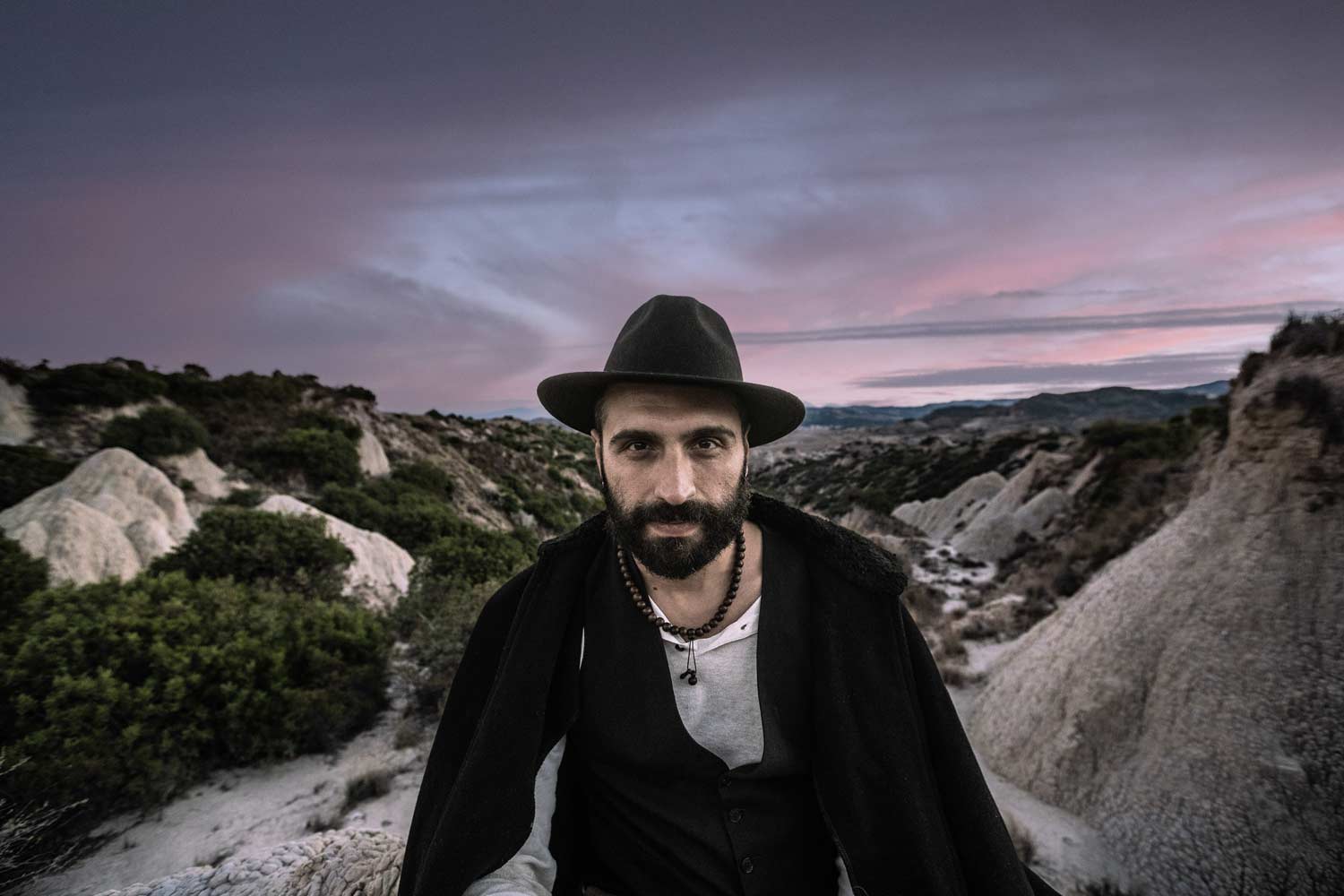 L’attore Giorgio Consoli nei Calanchi di Aliano (Matera), Collina Materana, Basilicata