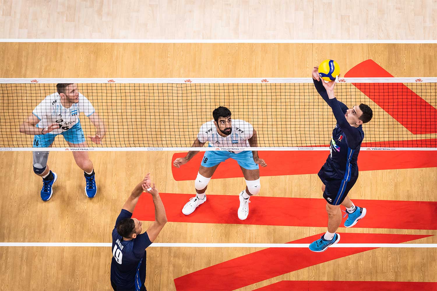 Simone Giannelli in azione durante le finali della VNL 2023
