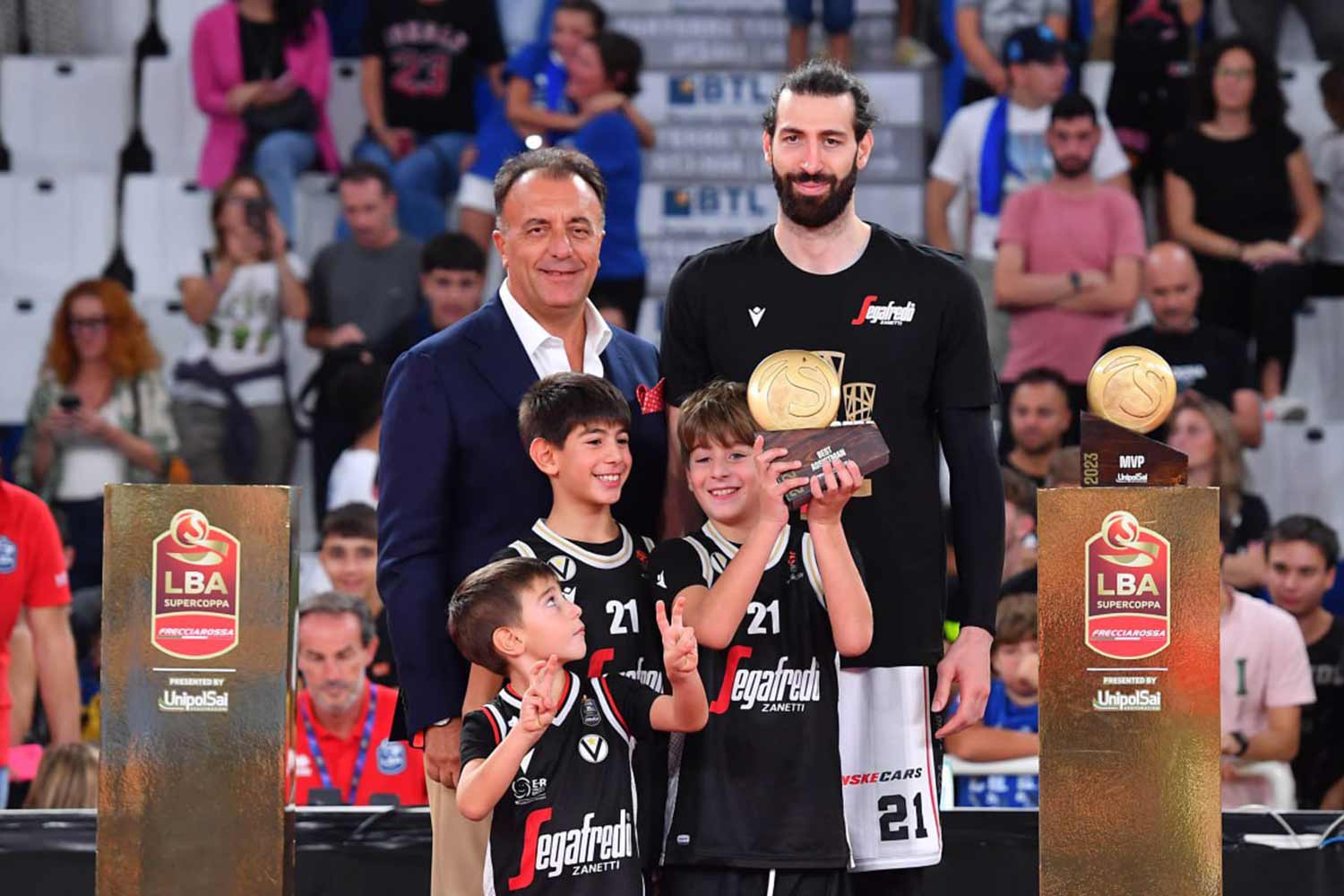 Pietro Diamantini premia la squadra della Virtus Bologna