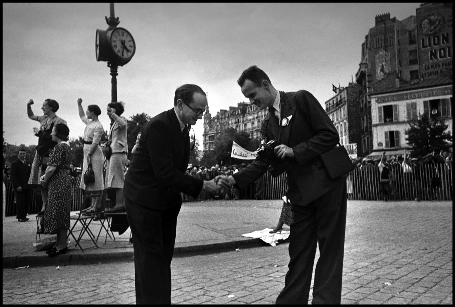 David “Chim” Seymour saluta Henri Cartier-Bresson Parigi, Francia, 1938 © René Burri/Magnum Photos