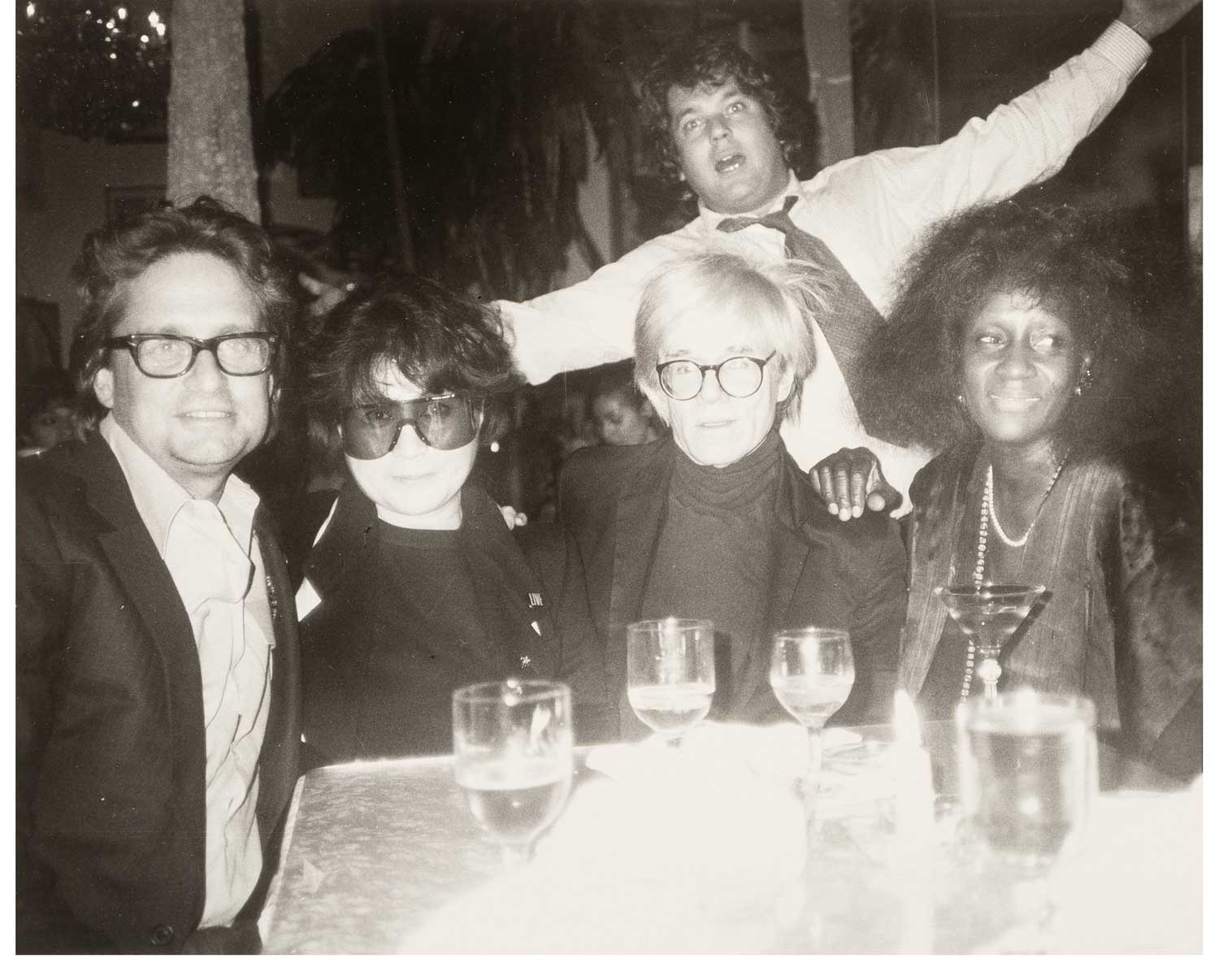 Michael Douglas, Yoko Ono, Andy Warhol, Jann Wenner and Unidentified Woman (1980 circa) Collezione privata