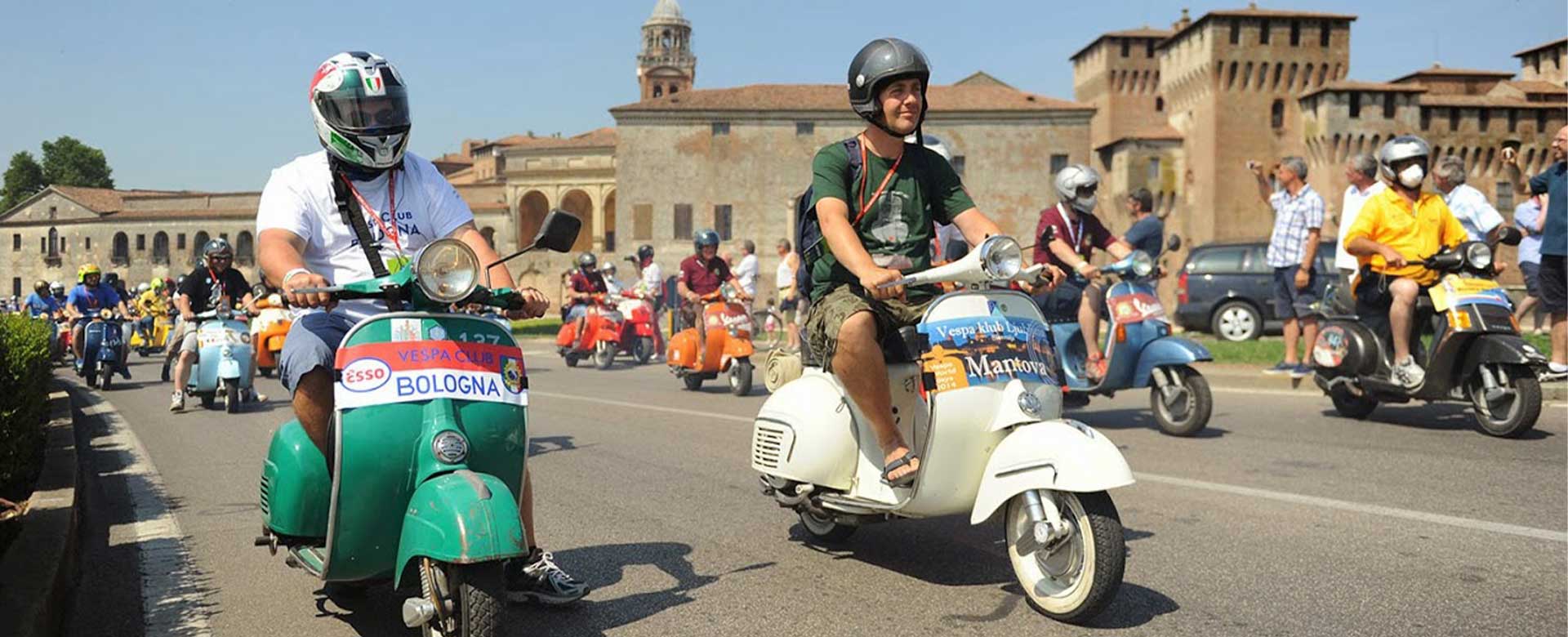 Il Vespa Club di Bologna durante i Vespa World Days del 2014 a Mantova