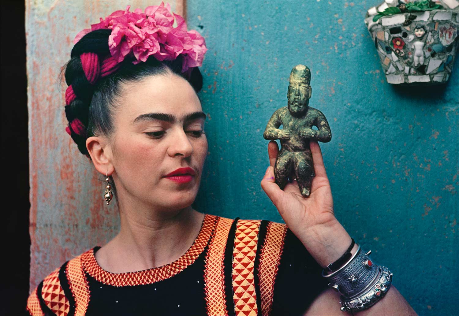 Frida con statuetta Olmeca, Coyoacán