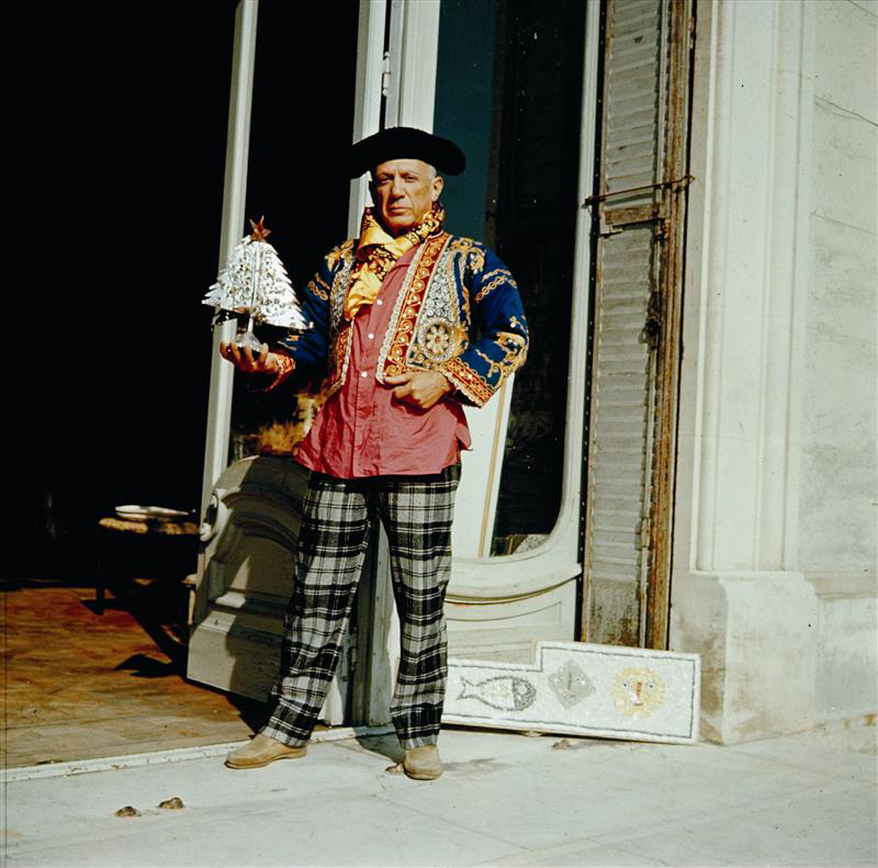 Picasso in costume stravagante, 1956 