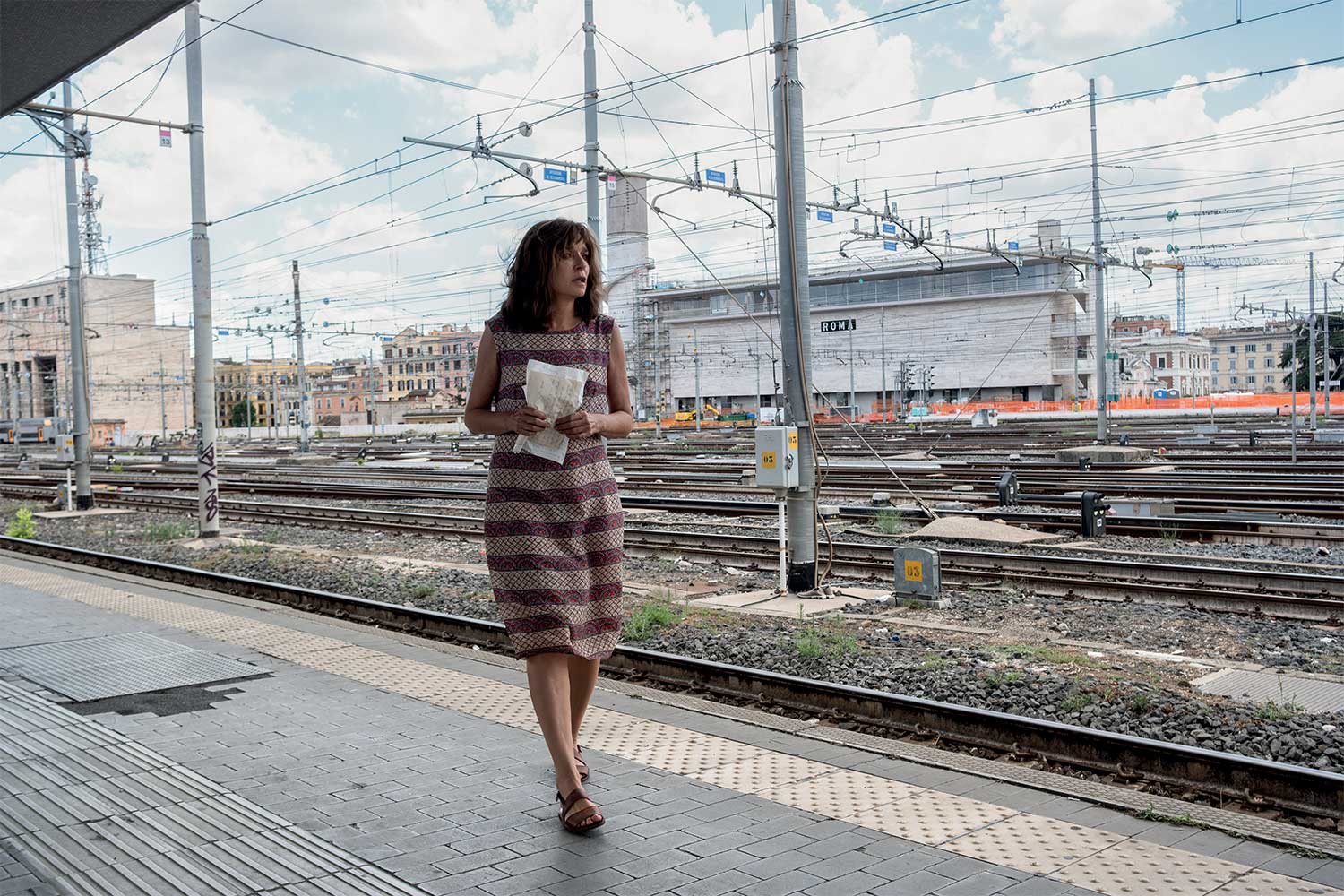 Valeria Golino a Roma Termini in una scena del film Fuori diretto da Mario Martone, 2025 (© Mario Spada)