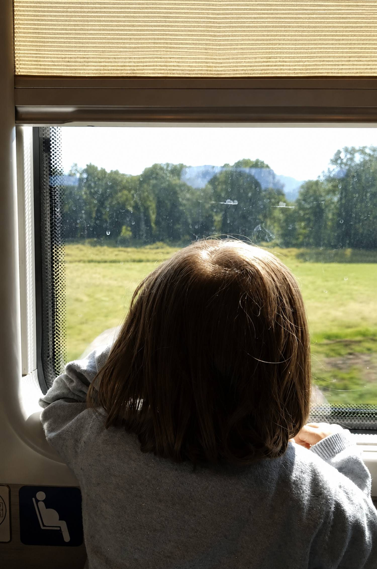 Bambina guarda da finesrino