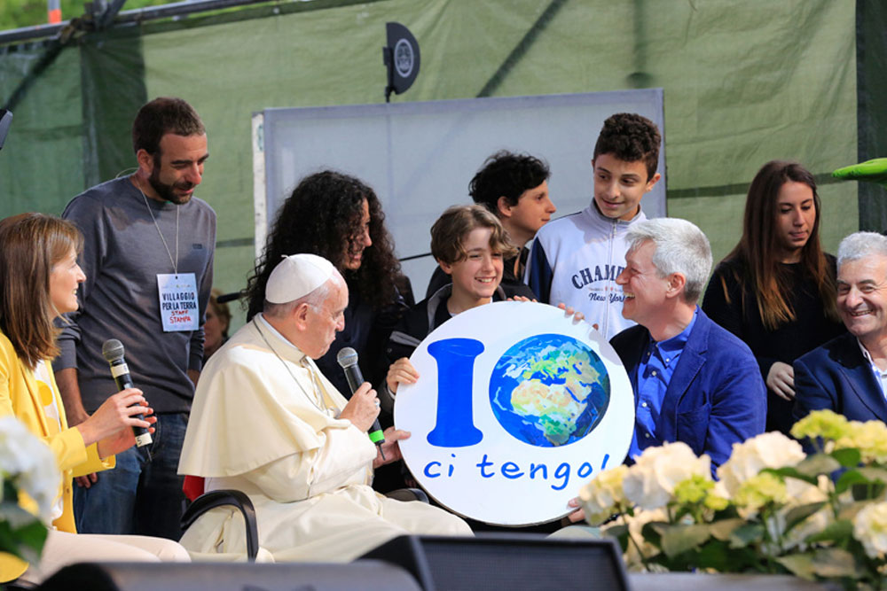 Papa Francesco e il presidente di Earth Day Italia, Pierluigi Sassi, al Villaggio della Terra (2018) 