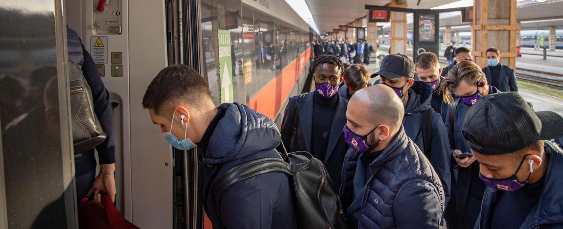 I calciatori della Fiorentina salgono a bordo del Frecciarossa in direzione Torino, in vista della gara di Serie A contro la Juventus