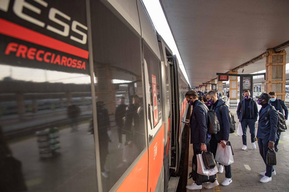 I calciatori della Fiorentina salgono a bordo del Frecciarossa in direzione Torino, in vista della gara di Serie A contro la Juventus