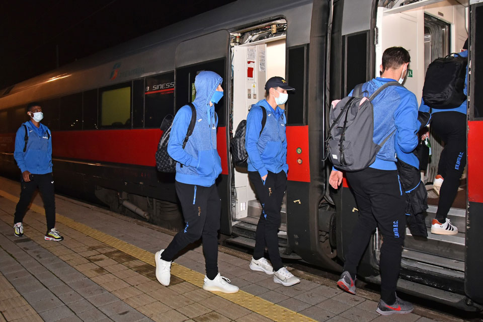 I calciatori dell'Atalanta salgono a bordo del Frecciarossa in direzione Bologna, in vista della gara di Serie A del 23 dicembre 2020