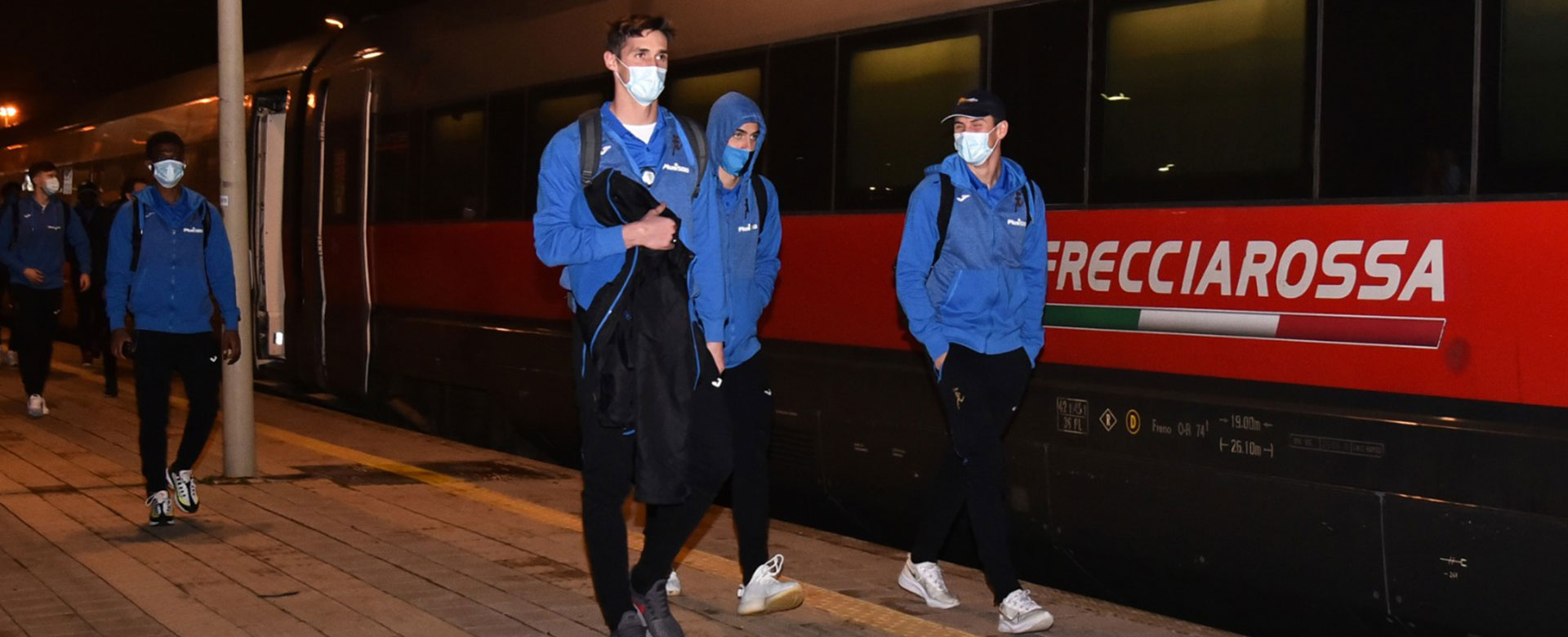I calciatori dell'Atalanta salgono a bordo del Frecciarossa in direzione Bologna, in vista della gara di Serie A del 23 dicembre 2020