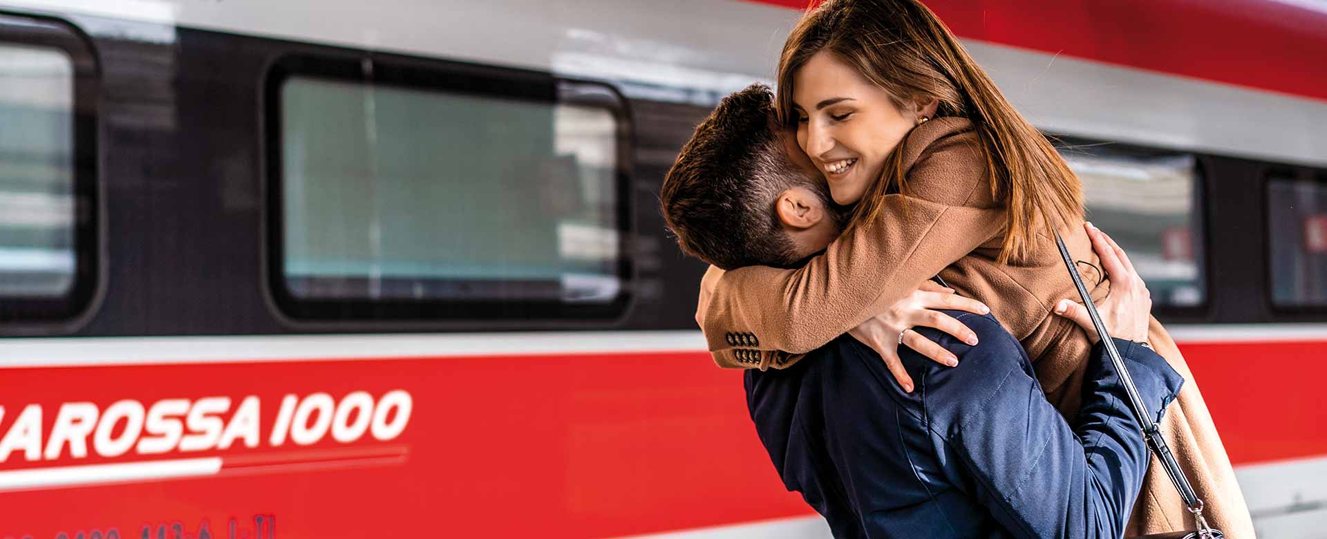 Immagine di un abbraccio, il gesto più frequente in stazione prima del Covid-19