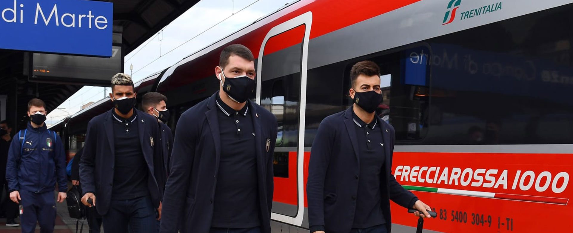 I calciatori della Nazionale in procinto di salire a bordo del Frecciarossa 1000 per la trasferta a Reggio Emilia in occasione della gara contro la Polonia del 15 novembre 2020