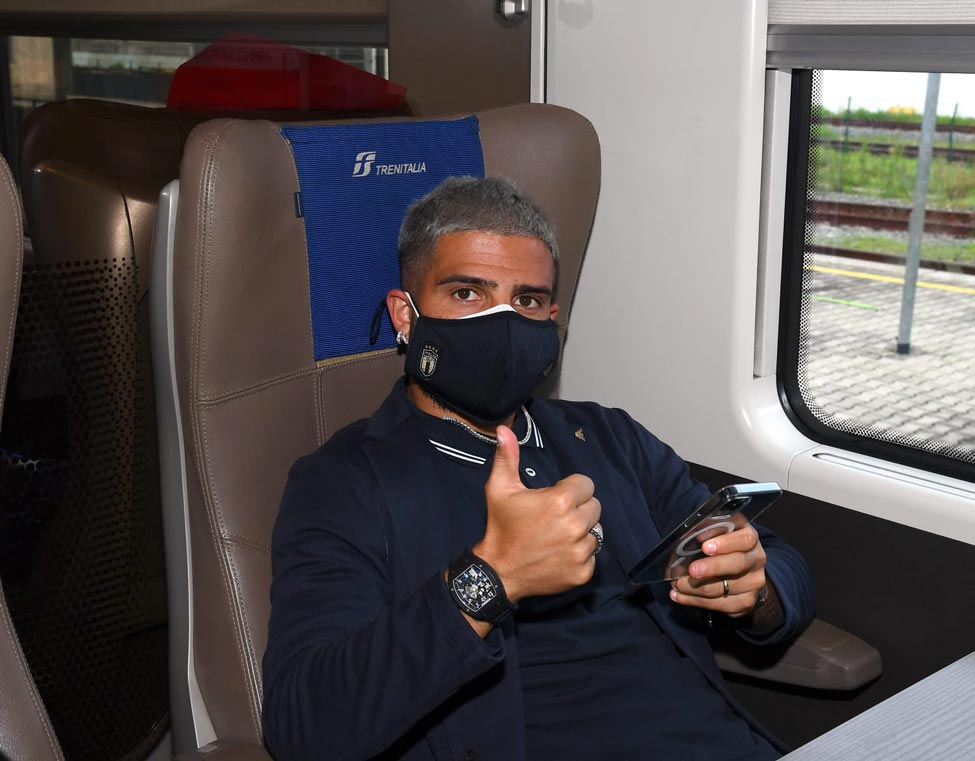 Lorenzo Insigne a bordo del Frecciarossa 1000 nel viaggio verso Reggio Emilia dove l'Italia sfiderà la Polonia per la fase a gironi della Nations League