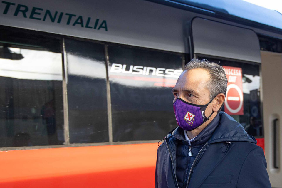 L'allenaotre della Fiorentina, Cesare Prandelli,  in attesa di salire a bordo del Frecciarossa per la trasferta a Udine, per la gara di Coppa Italia contro l'Udinese