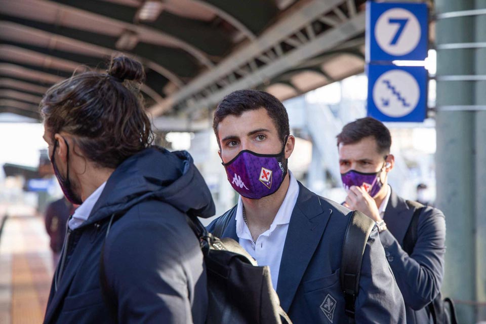 Patrick Cutrone e i compagni di squadra della Fiorentina in attesa di salire a bordo del Frecciarossa che li porterà a Udine, per la gara di Coppa Italia contro l'Udinesecontro 